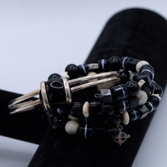 Gorgeous lightweight Bangles Beaded Art Market find with Metal details - Picture 12 of 13